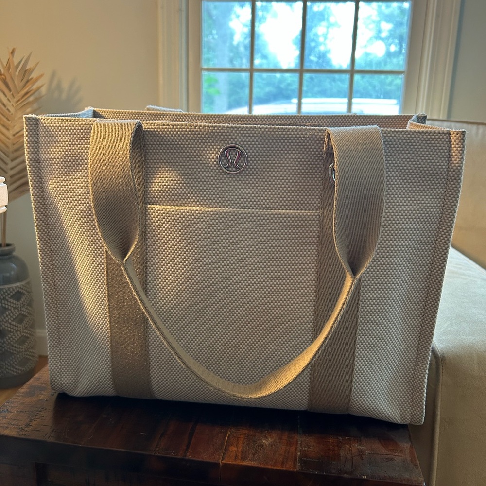 Lululemon 10L tote